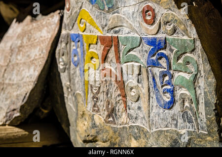 Mani Steine mit bunten Felsen buddhistische Mantra von Avalokiteshwara, die Om Mani Padme Hum Stockfoto