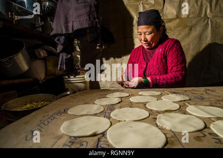 Eine lokale Frau in einer traditionellen Küche, die Vorbereitung der lokalen dish Momo Stockfoto