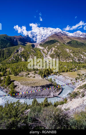 Blick über den oberen Marsyangdi Tal, die schneebedeckten Gipfel der Annapurna 2 in der Ferne Stockfoto