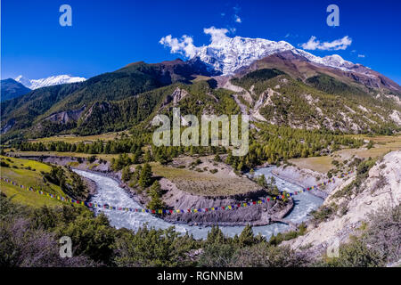 Panoramablick auf den oberen Marsyangdi Tal, die schneebedeckten Gipfel der Annapurna 2 in der Ferne Stockfoto