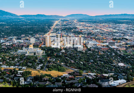 Salt Lake City Downtown landmarks beleuchtet Dämmerung panorama Utah USA Luftaufnahme Stockfoto