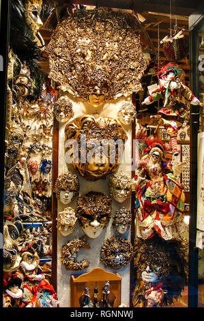 Festliche Masken für den venezianischen Karneval im Schaufenster Stockfoto