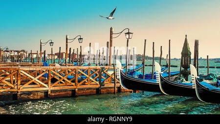 Gondeln angedockt an der Pier, dem Piazza San Marco in Venedig, Italien bei Sonnenuntergang Stockfoto