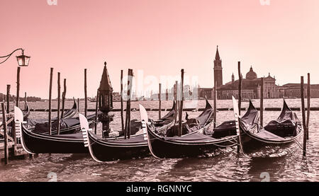 Gondeln angedockt an der Pier, dem Piazza San Marco in Venedig, Italien bei Sonnenaufgang Stockfoto