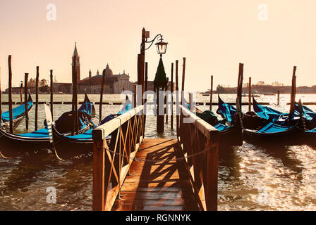 Gondeln angedockt an der Pier, dem Piazza San Marco in Venedig, Italien bei Sonnenuntergang Stockfoto