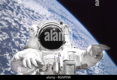 Astronaut im Raumanzug Nahaufnahme im Weltraum. Planet Erde aus dem Weltraum. Mixed Media. Elemente dieses Bild von der NASA eingerichtet Stockfoto