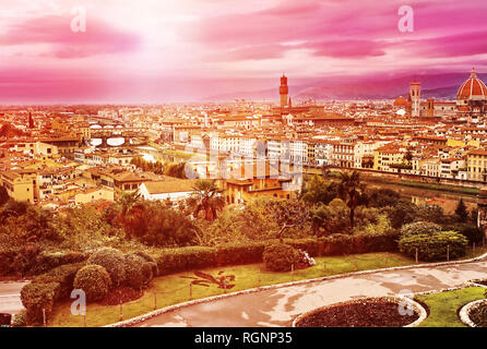 Luftaufnahme des historischen Zentrums von Florenz, Italien bei Sonnenuntergang Stockfoto