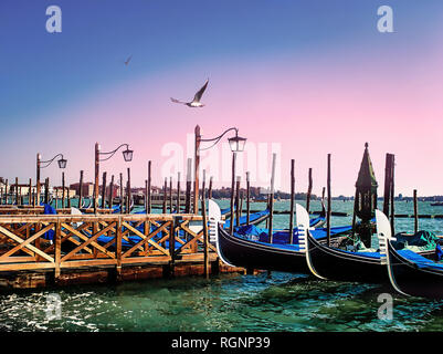 Gondeln angedockt an der Pier, dem Piazza San Marco in Venedig, Italien bei Sonnenuntergang Stockfoto