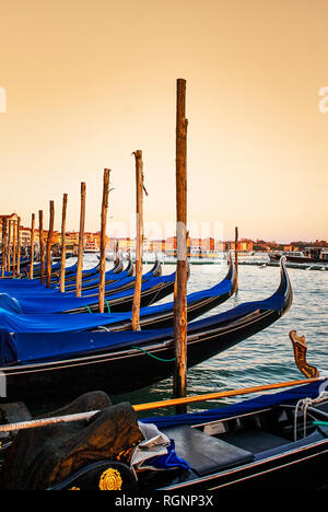 Gondeln angedockt an der Pier, dem Piazza San Marco in Venedig, Italien bei Sonnenuntergang Stockfoto