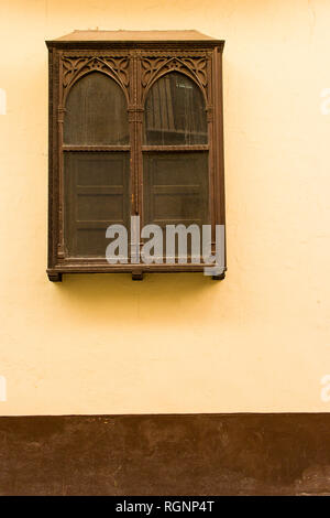Kunstvolle Holz- Fenster mit Fensterläden und geschnitzten Bögen, Xativa, Spanien Stockfoto