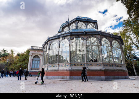 Madrid, Spanien - 27. Oktober 2018: Außenansicht des Crystal Palace, Palacio de Cristal, in Retiro Park Stockfoto