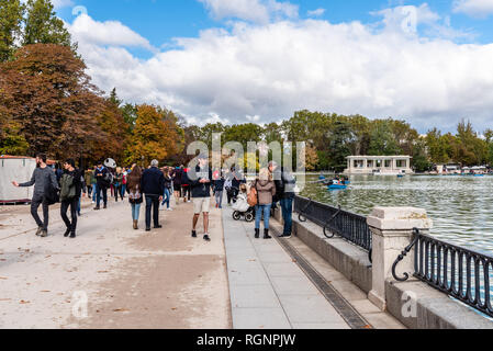 Madrid, Spanien - 2 November, 2018: die Menschen zu Fuß von großen Teich in Buen Retiro Park Stockfoto