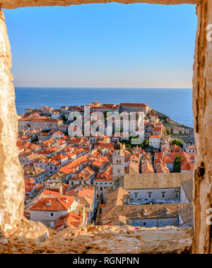 Gerahmte Blick von der Stadtmauer von Dubrovnik, Kroatien Stockfoto