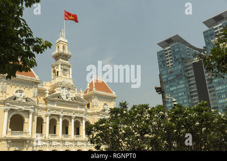 Vietnamesische Fahne an der Spitze der Regierung Gebäude in Ho Chi Minh Stockfoto