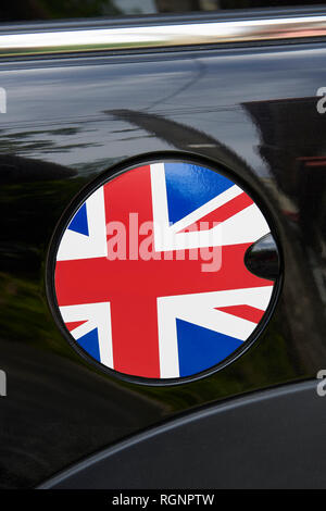 Nahaufnahme eines Runden tanken Kappe mit einer Gestaltung der nationalen Flagge von Großbritannien, durch schwarze glänzende auto Lack und Chromteile umgeben Stockfoto