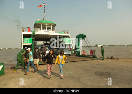 Überfahrt mit der Fähre den Fluss Saigon Stockfoto