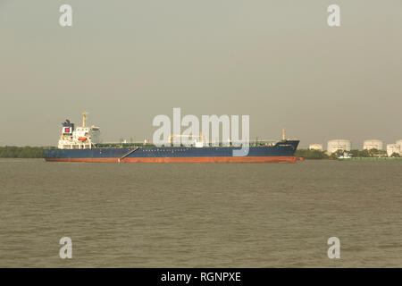 Petrolimex Tanker am Fluss Saigon in Ho Chi Minh Stockfoto