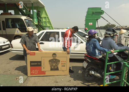 Auf der Fähre über den Fluss Saigon, Vietnam Stockfoto