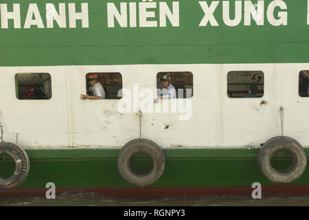 Fähren auf dem Fluss Saigon in Vietnam. Stockfoto