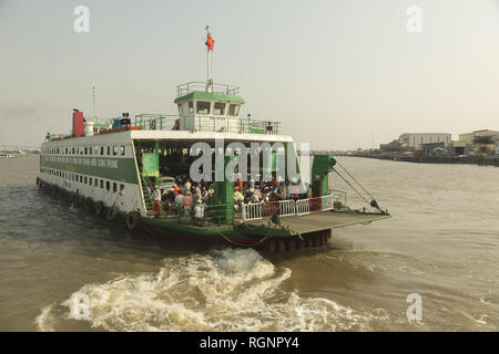 Fähre überqueren den Fluss Saigon, Vietnam Stockfoto