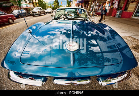 MotVancouver, B.C., Kanada - 25. Juni 2012: 1967 Chevrolet Corvette Sting Ray Convertible aus einem niedrigen Winkel fotografiert. Das Auto Dach wird entfernt. Stockfoto