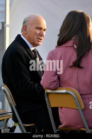 Sir Vince Cable MP (Leader, Lib Dems) geben ein TV-Interview auf College Green, Westminster, Dez 2018 Stockfoto