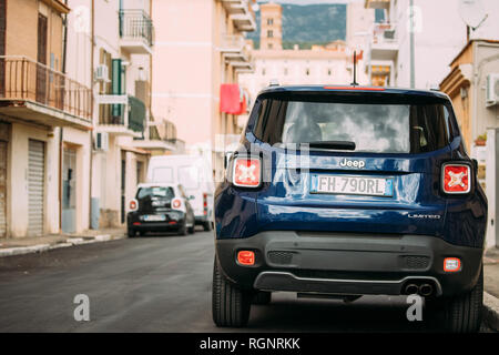 Terracina, Italien - Oktober 15, 2018: Blau Jeep Renegade Bu/520 Parkplätze an der Straße. Ansicht von hinten Stockfoto