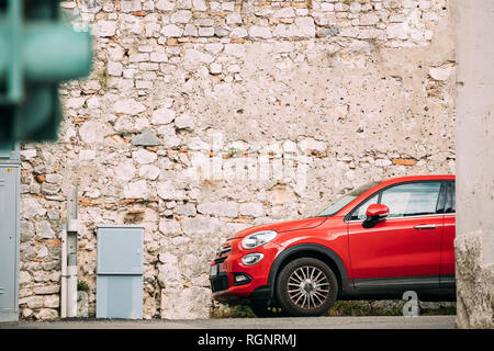 Terracina, Italien - 15. Oktober 2018: Rote Farbe Fiat 500 X Auto geparkt auf dem Hintergrund alte Mauer. Stockfoto