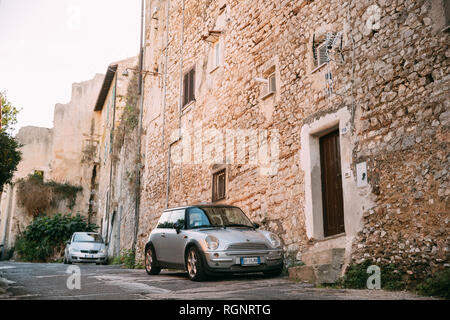 Terracina, Italien - 15. Oktober 2018: Vorderansicht des grauen Farbe 2004 Mini One Limousine (pre-Facelift Modell) Mini Cooper Auto Parken auf der Straße in der Nähe der Alten Ital Stockfoto