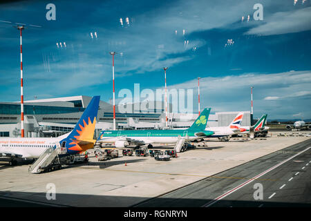 Fiumicino, Italien - 22. Oktober 2018: Flugzeuge Flugzeuge verschiedener Airlines Stand auf Rom - Flughafen Rom-Fiumicino "Leonardo da Vinci" im Herbst Stockfoto