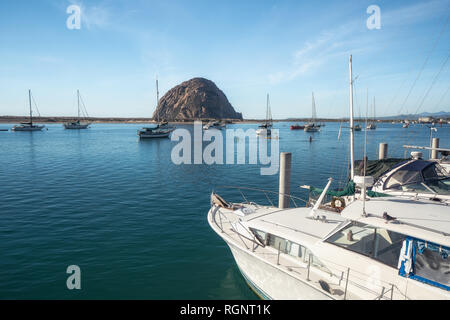 Morro Bay Harbor, Kalifornien. Segelboote, Morro Felsen, blaues Meer und schönen blauen Himmel Stockfoto