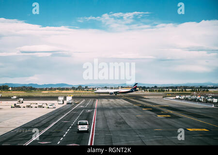 Rom, Italien, 22. Oktober 2018: Flugzeug Flugzeug stehen auf Start- und Landebahn am Rom - Flughafen Rom-Fiumicino "Leonardo da Vinci" im Herbst Tag Stockfoto