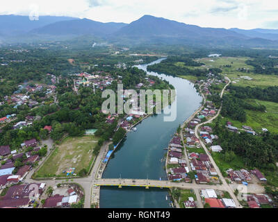 Die Landschaft von malili Fluss mit Verbeek Berg im Hintergrund. Malili ist eine Stadt im Süden von Sulawesi, die sich auf Fischerei und Landwirtschaft. Stockfoto