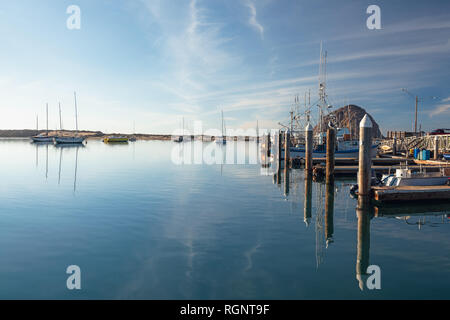 Morro Bay Harbor, Kalifornien. Segelboote, Morro Felsen, blaues Meer und schönen blauen Himmel Stockfoto