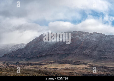 Eine Berglandschaft in der cederberg Berge der Provinz Western Cape. Schnee ist an der Wolfberg Risse sichtbar auf dem Berg Stockfoto