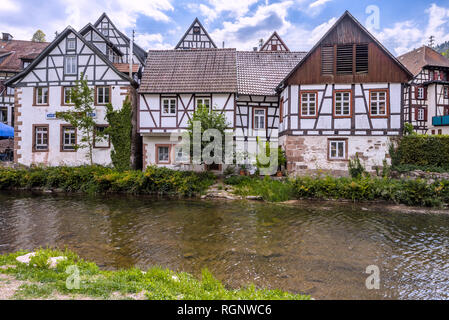 Stadt Schiltach im Kinzigtal, Schwarzwald, Deutschland, alten Fachwerkhäuser am Ufer der Kinzig Stockfoto