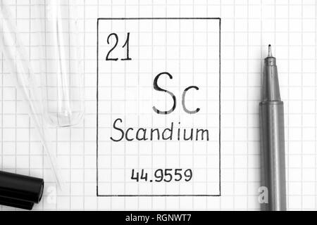 Das Periodensystem der Elemente. Handschrift chemische Element Scandium Sc mit schwarzem Stift, Reagenzglas und Pipette. Close-up. Stockfoto