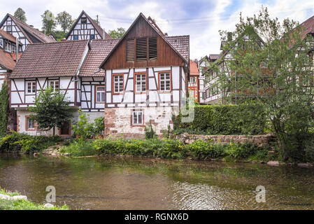 Stadt Schiltach im Kinzigtal, Schwarzwald, Deutschland, alten Fachwerkhäuser am Ufer der Kinzig Stockfoto