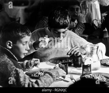 Kleine Jungen im Speisesaal des tci Dorf im valganna, Italien, 1963 Stockfoto