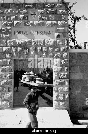 Israel, Jerusalem, Brot Verkäufer vor dem Eingang der Getemani Garten, 1960 Stockfoto