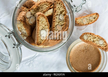 Cantuccini mit Mandeln oder Biscotti in einem Gefäß Stockfoto