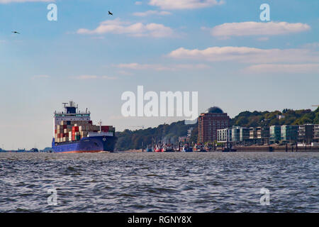 Hamburg, Germany - September 03, 2014: Blau cargo Schiff mit Containern auf der Elbe auf dem Weg zum Hafen in Hamburg, Deutschland Stockfoto