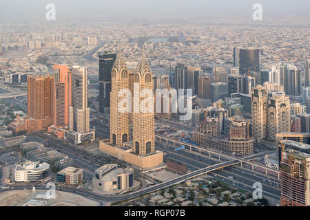 DUBAI, VAE - 16. Februar 2018: Luftaufnahme von Business Central Towers oder die Al Kazim Towers. Es ist Komplex aus zwei 53-stöckigen Türmen in Dubai Media City Stockfoto