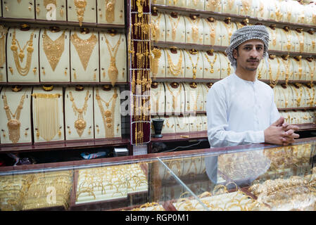 DUBAI, VAE - Februar 14, 2018: Ein Schmuck Reseller bei der Arbeit in einem Geschäft an der Dubai Gold Souk Markt, Vereinigte Arabische Emirate Stockfoto