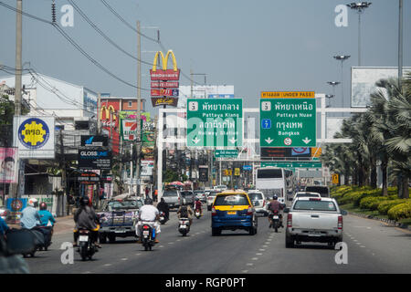 Eine Hauptstraße in der Stadt in der Provinz Chonburi Pattaya in Thailand. Thailand, Pattaya, November 2018 Stockfoto