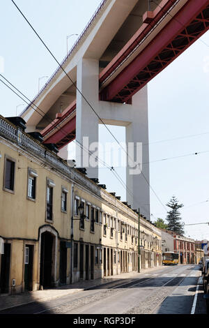 Lissabon Brücke Ponte 25 de Abril über spannweiten Häuser und Bezirke. Stockfoto
