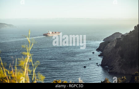 Segeln auf dem Meer in der Nähe von Felsen der Küste im sonnigen Tag in San Francisco, USA Stockfoto