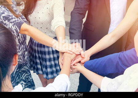 Business Teamarbeit Hände zusammen halten. Stockfoto