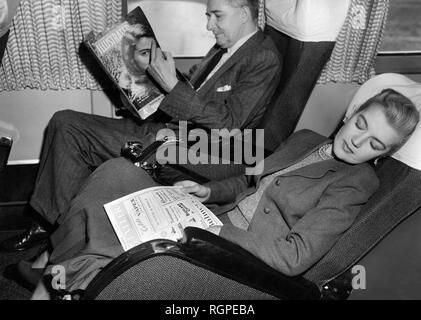 Paar auf dem Flugzeug, British Overseas Airways Corporation boac, 1958 Stockfoto