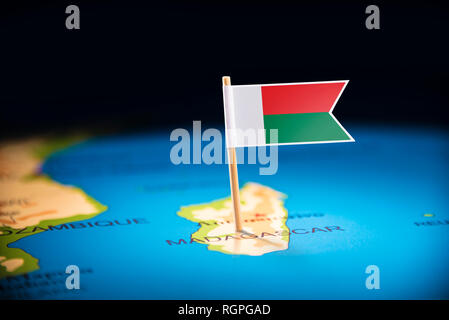 Madagaskar, die mit einem Fähnchen auf der Karte Stockfoto